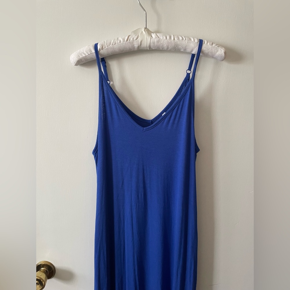 ⭐️4/$20 
No name brand blue maxi